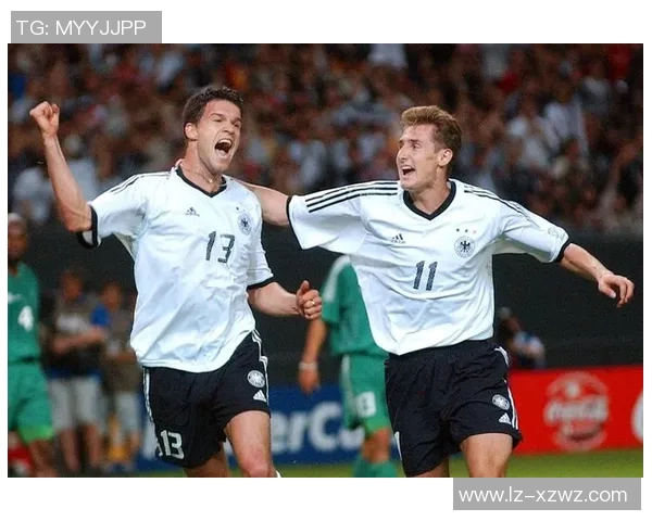 五位足球明星同框合影展现足坛风采与友谊的精彩瞬间